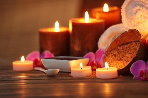 Kompozycja spa ze świecami na brązowym tle