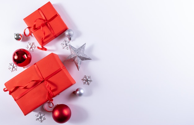 Kompozycja świąteczna. Boże Narodzenie czerwone pudełka na prezenty, dekoracje czerwone i srebrne na białym tle. widok z góry, kopia przestrzeń