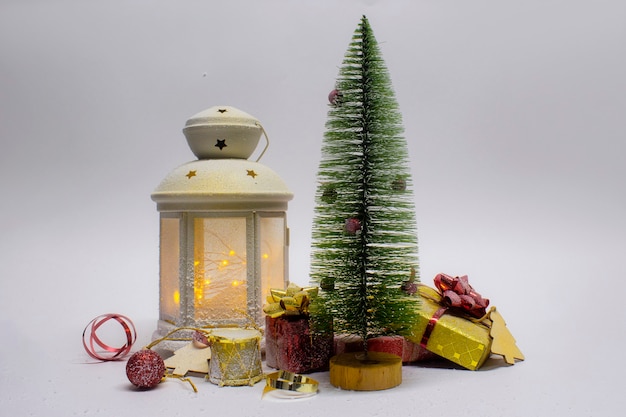 Zdjęcie kompozycja świąteczna i noworoczna. świąteczna świecąca lampka z choinką i dekoracjami