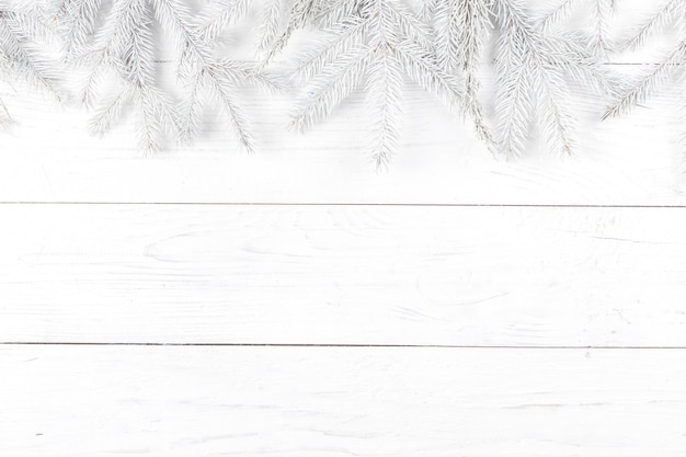 Zdjęcie kompozycja świąteczna. rama wykonana z jodły oddziałów na białym tle drewniane