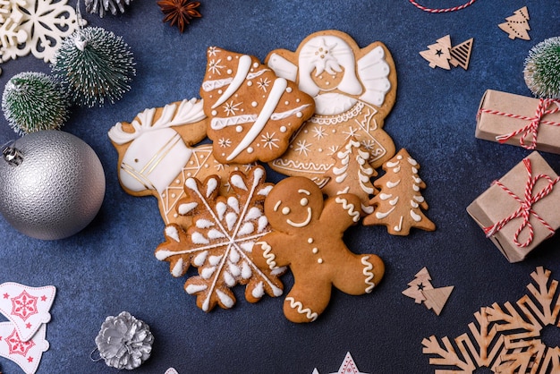 Kompozycja świąteczna z ciasteczkami imbirowymi zabawki świąteczne stożki sosnowe i przyprawy