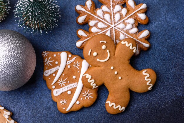 Kompozycja świąteczna z ciasteczkami imbirowymi zabawki świąteczne stożki sosnowe i przyprawy