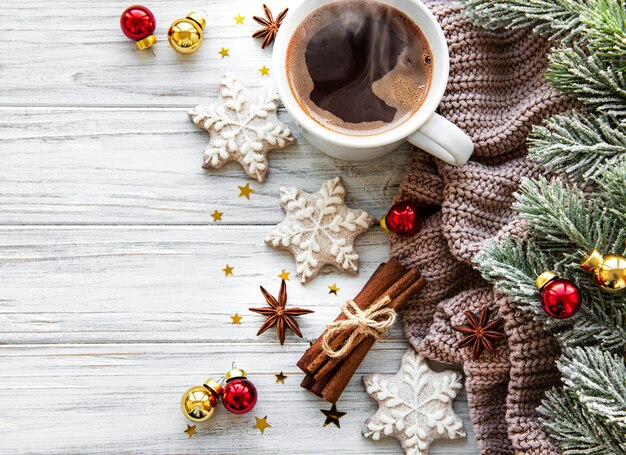 Kompozycja świąteczna z filiżanką kawy i dekoracjami
