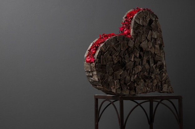 Kompozycja w formie serca z różami stojącymi na metalowej konstrukcji Walentynki