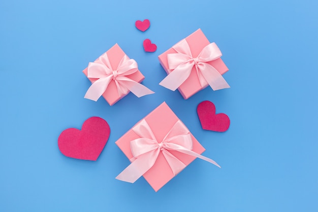 Kompozycja Walentynkowa: Trzy Różowe Pudełka Na Prezenty Ze Wstążką