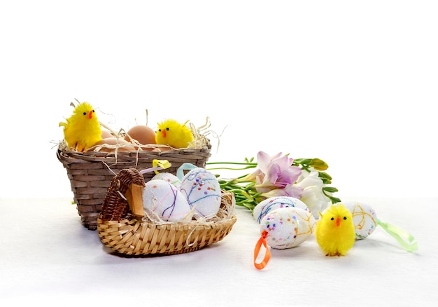 Kompozycja Wielkanocna Jajka W Koszu Zabawki Kurczaki I Bukiet Frezji Zbliżenie Na Stół