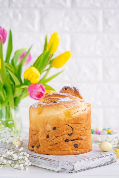 Kompozycja wielkanocna Ukraiński placek wielkanocny Cruffin Kraffin lub Kulich z czekoladą i kandyzowanymi owocami