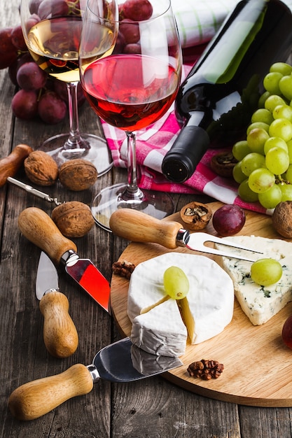 Zdjęcie kompozycja winna ukazująca kulturę picia wina