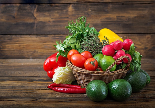 Kompozycja z bukietem surowych ekologicznych warzyw i owoców. Dieta Detox.
