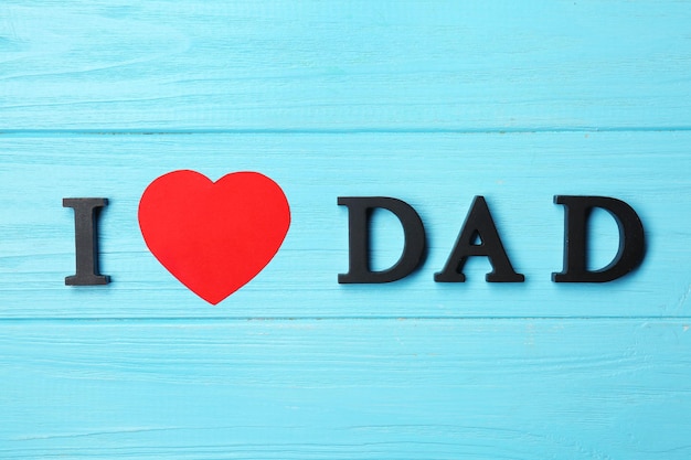 Zdjęcie kompozycja z frazą kocham tatę na dzień ojca na drewnianym tle