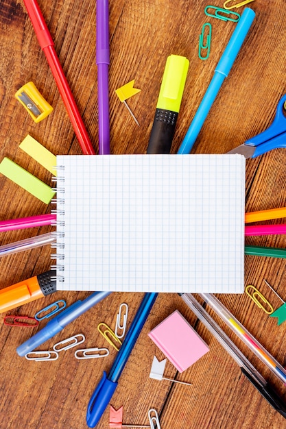 Kompozycja z kolorowym ołówkiem, długopisem i długopisem zeszytu