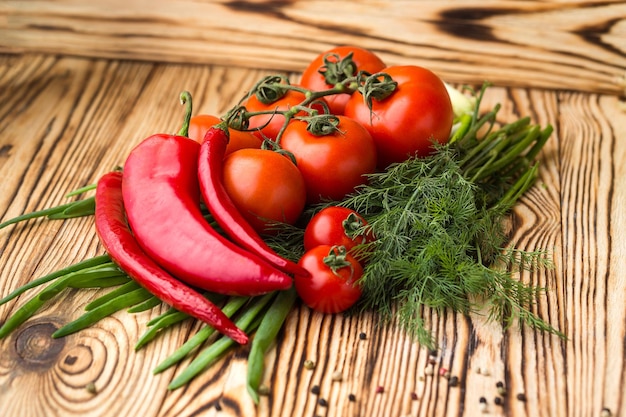 Kompozycja z różnymi surowymi warzywami ekologicznymi, takimi jak pomidory, słodka papryka, zioła i cebula Dieta detoksykująca