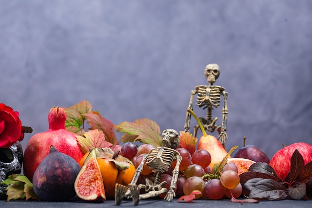 Zdjęcie kompozycja z sezonowymi owocami jesieni.