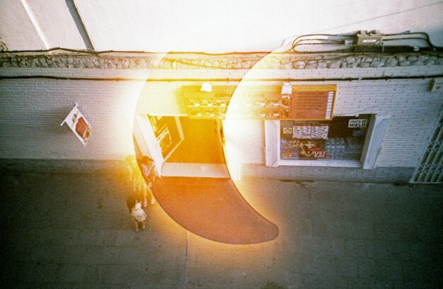 Zdjęcie kompozyt cyfrowy w kształcie półksiężyca nad sklepem