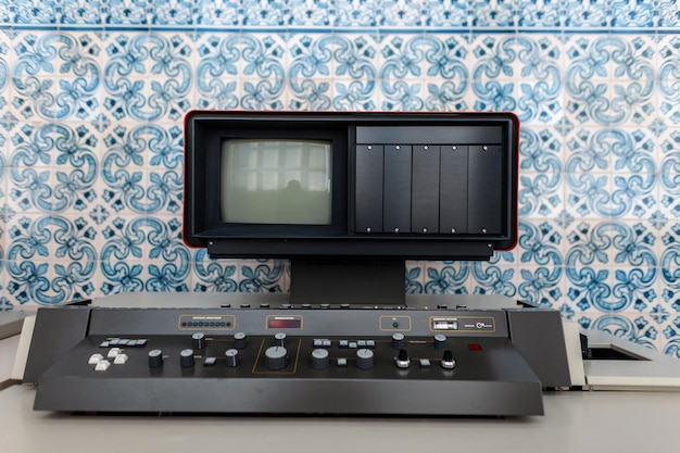 Zdjęcie komputer w stylu vintage retro z monitorem nauka i technologia stara moda