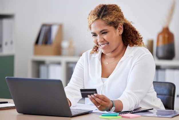 Komputer z kartą kredytową i kobieta biznesu w zakupach online płatności finansowe i bankowość HR w biurze Zasoby ludzkie osoba z Afryki i e-commerce laptop i pożyczka internetowa lub rejestracja fintech