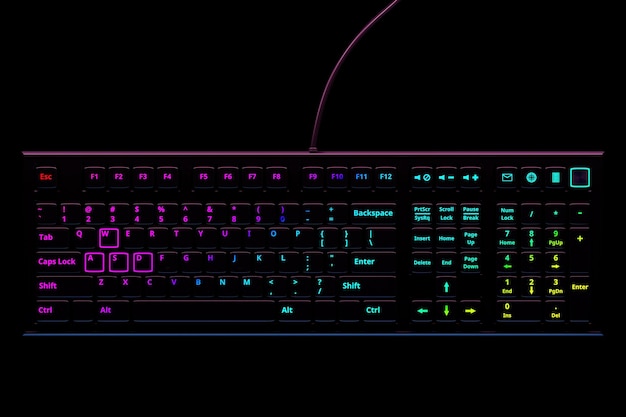 Komputerowa klawiatura RGB na czarnym tle Renderowanie 3D sprzętu do przesyłania strumieniowego i koncepcji przestrzeni roboczej gracza