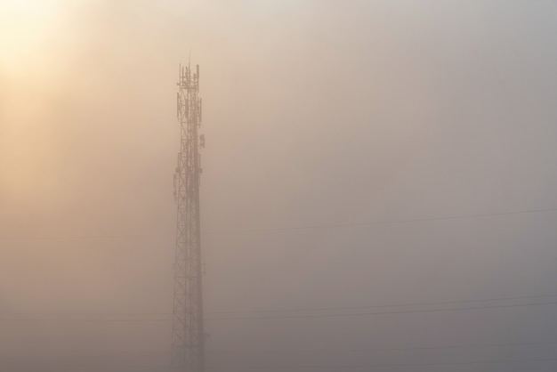 Komunikacja Bezprzewodowa Wieża Mobilnej Sieci Komórkowej Otoczona Gęstą Mgłą Zerowa Widoczność