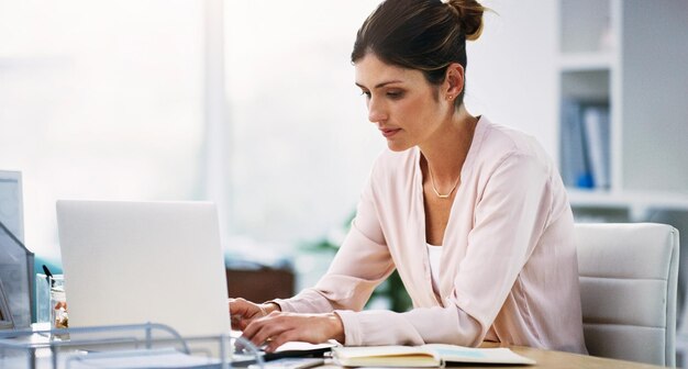 Komunikacja e-mail i kobieta biznesu z laptopem do planowania sieci i pracy w administracji Internet korporacyjny i pracownik wpisując na komputerze jako recepcjonistka lub sekretarka