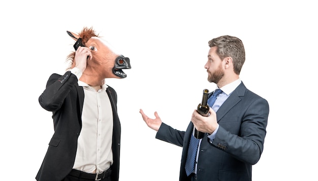 Komunikacja korporacyjna Mężczyzna ubrany w głowę konia rozmawia przez telefon komórkowy Komunikacja biznesowa