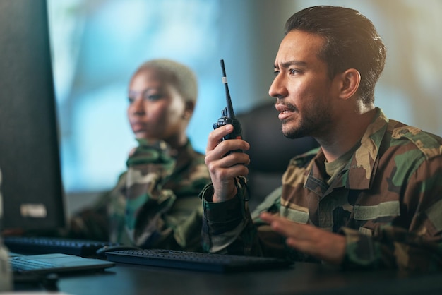 Komunikacja krótkofalowa i zespół wojskowy na stacji z komputerem wskazującym kierunki Współpraca technologiczna i żołnierze w pokoju wojskowym lub pododdziale z urządzeniami radiowymi do kontaktu wojennego