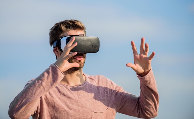 Komunikacja VR Człowiek odkrywa VR tło nieba Technologia VR i przyszłość Ekscytujące wrażenia Gry i rozrywka Interakcja z cyfrową powierzchnią Sterowanie gestami Wizualizacja 3D