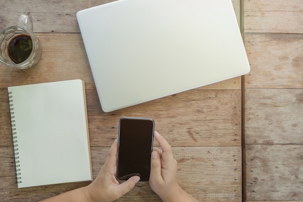 Komunikacja za pomocą telefonu, smartfona, notebooka, głównie do pracy i zakupów.