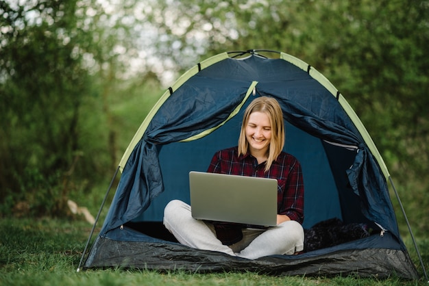 Komunikuj Się Z Rodziną Online Na Laptopie W Namiocie