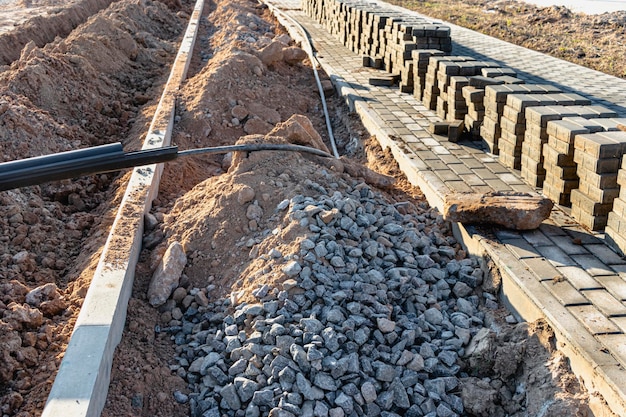 Końce kabla elektrycznego w wykopie. Instalacja kabli elektrycznych. Końcówki kabli.