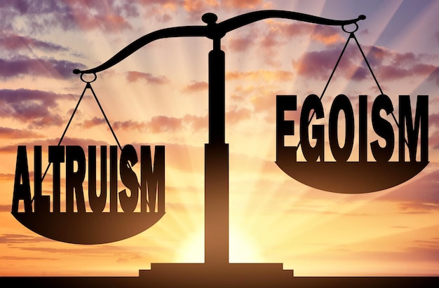 Zdjęcie koncepcja altruizmu. słowo altruizm ma pierwszeństwo przed słowem egoizm na szalach sprawiedliwości przed zachodem słońca