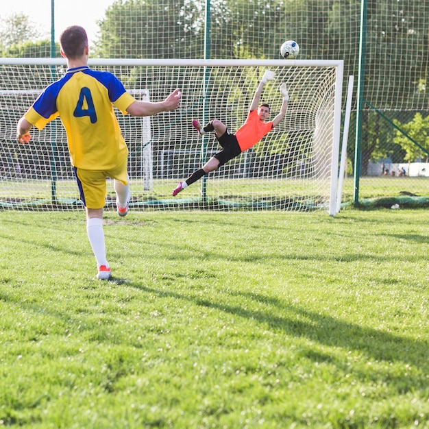 Zdjęcie koncepcja amatorskiego futbolu z bramkarzem