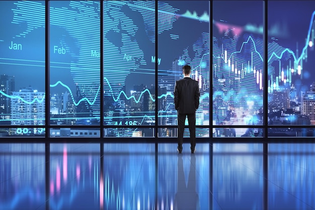 Koncepcja analityki giełdowej z biznesmenem w czarnym garniturze patrzącym na cyfrowy wyświetlacz z wykresami finansowymi i diagramem