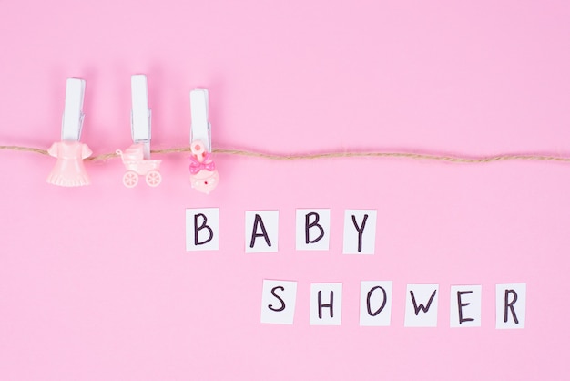 Koncepcja baby shower. Zdjęcie minimalnego tła z pięknym wystrojem i miejscem na tekst na białym tle na różowym tle