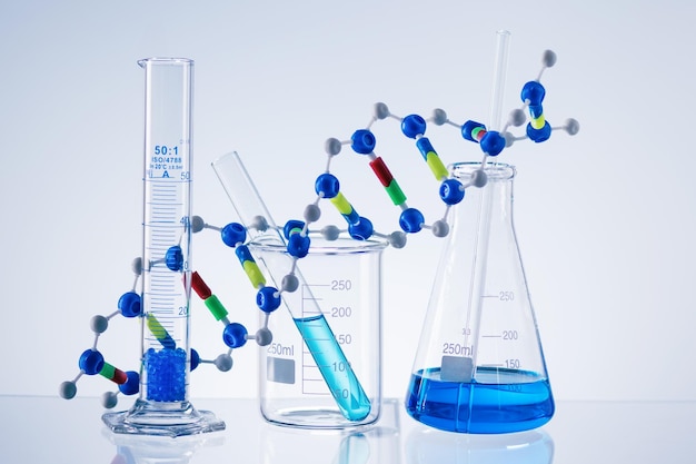 Koncepcja badań laboratoryjnych Naukowe szkło laboratoryjne z kolorowym płynem
