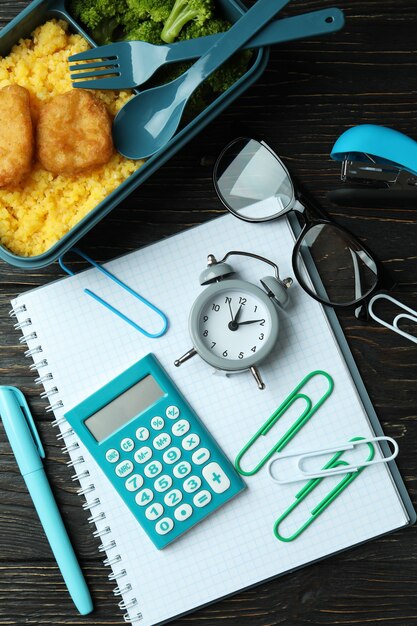 Koncepcja Badania Z Pudełkiem Na Lunch Na Drewnianym Stole