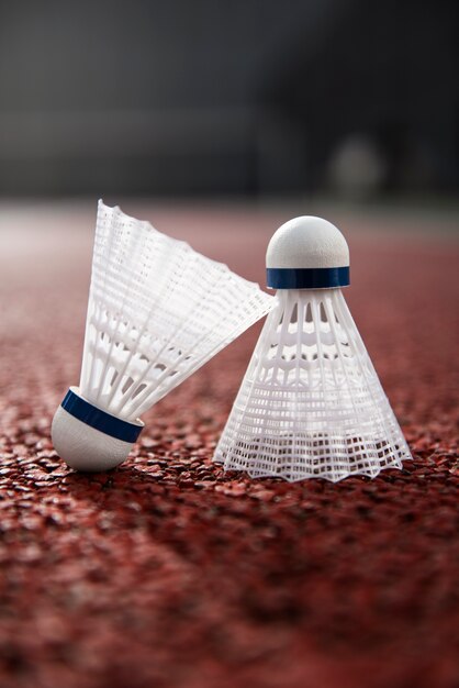 Zdjęcie koncepcja badmintona z wolantem