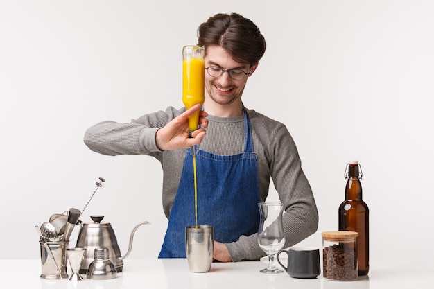 Koncepcja Barista, pracownik kawiarni i barman.