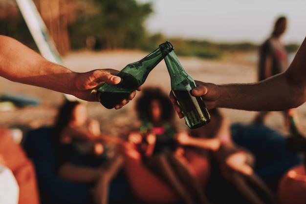 Koncepcja Beach Party. Młoda Firma Pije Piwo.