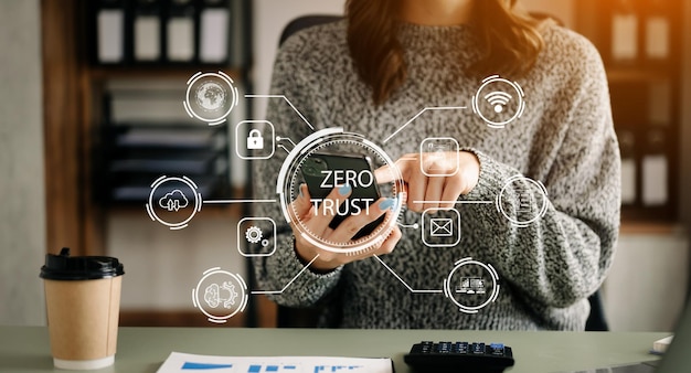 Koncepcja bezpieczeństwa zerowego zaufania Osoba korzystająca z komputera i tabletu z ikoną zerowego zaufania na wirtualnym ekranie firm danych