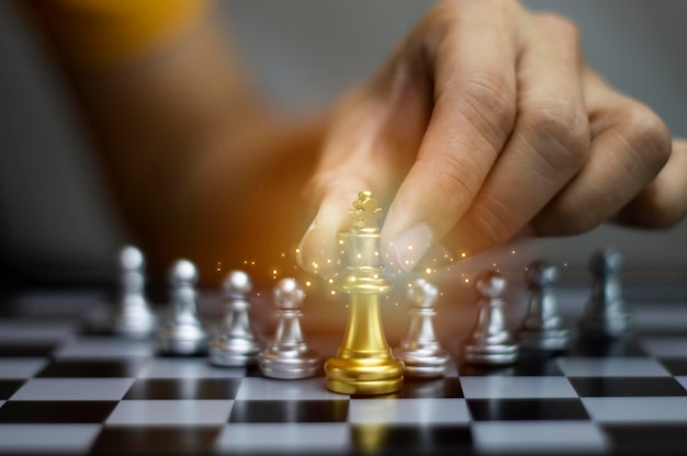 Koncepcja biznesmena trzymającego złoty król szachowy Koncepcja delegowania przywództwa Przywództwo sukces
