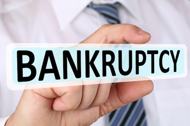 Koncepcja biznesowa biznesmena z bankructwem depts kryzys bankrut finansowy
