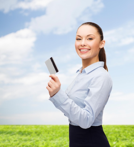koncepcja biznesowa i bankowa - uśmiechnięta kobieta pokazująca kartę kredytową