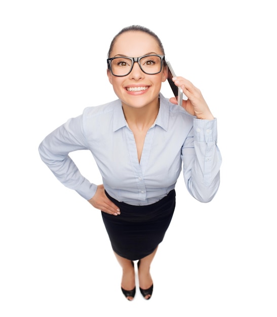 koncepcja biznesowa, techniczna, komunikacyjna i biurowa - uśmiechnięta bizneswoman w okularach ze smartfonem