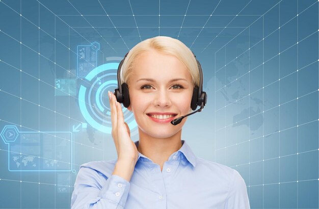 koncepcja biznesowa, technologiczna i call center - przyjazna operatorka infolinii ze słuchawkami