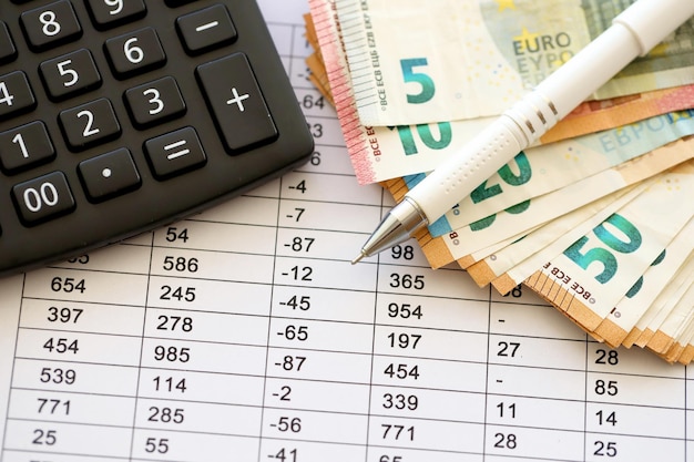 Zdjęcie koncepcja biznesowa z wieloma banknotami euro kalkulator i pióro