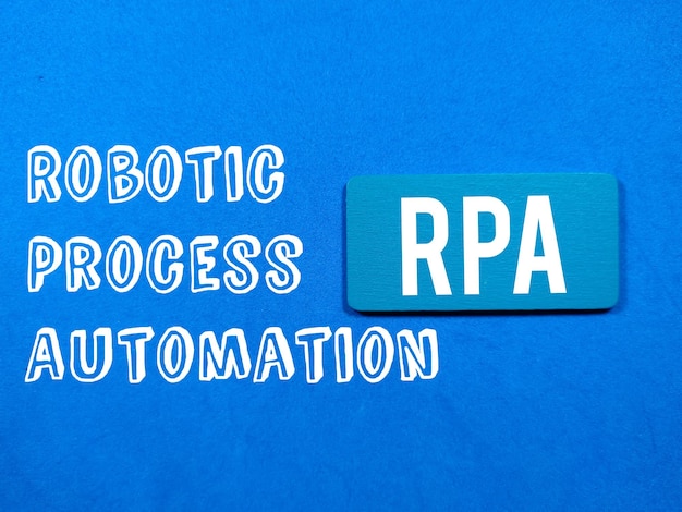 Koncepcja biznesowaTekst RPA pisze na kolorowym drewnianym blacie na niebieskim tle