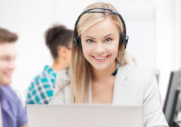 koncepcja biznesowo-technologiczna - operator infolinii ze słuchawkami w call center