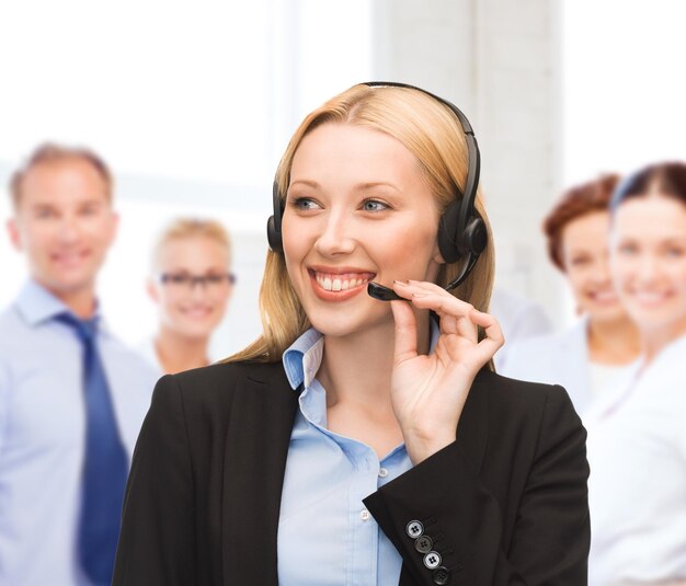koncepcja biznesowo-technologiczna - operator infolinii ze słuchawkami w call center