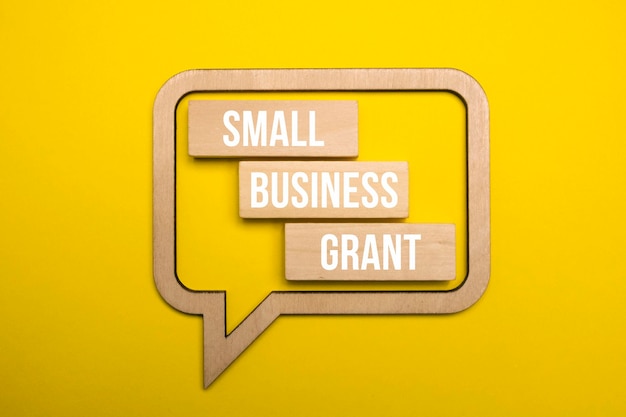 Koncepcja biznesu i finansów Na żółtym tle dymek z napisem Small Business Grants