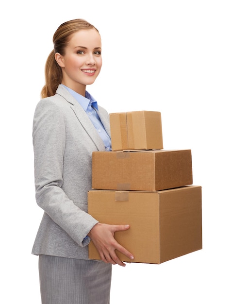 koncepcja biznesu i usług dostawczych - uśmiechnięta kobieta trzymająca kartony